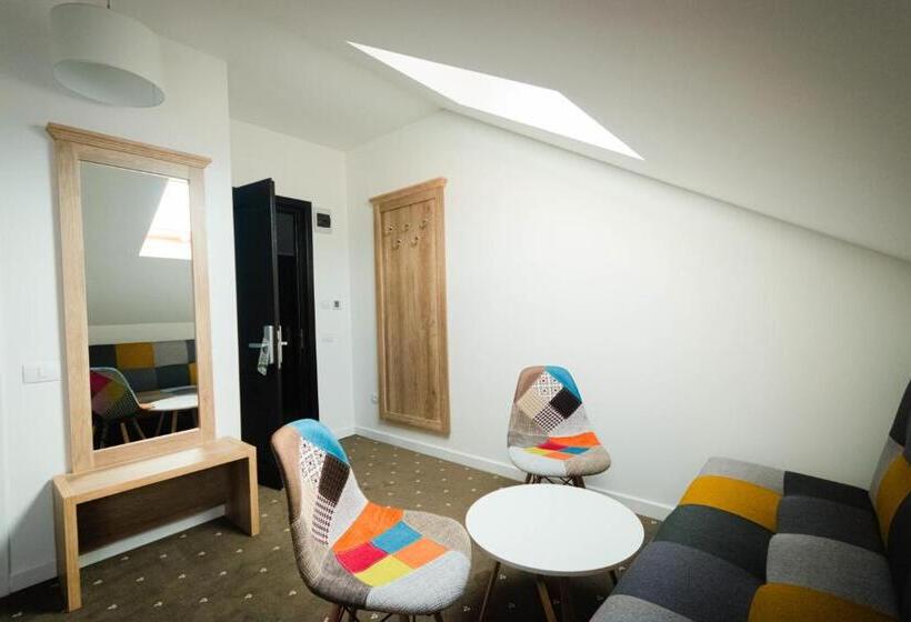 패밀리 스위트, Păunașul Codrilor