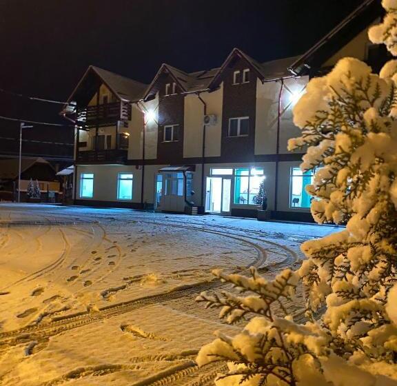 수피리어 룸, Păunașul Codrilor