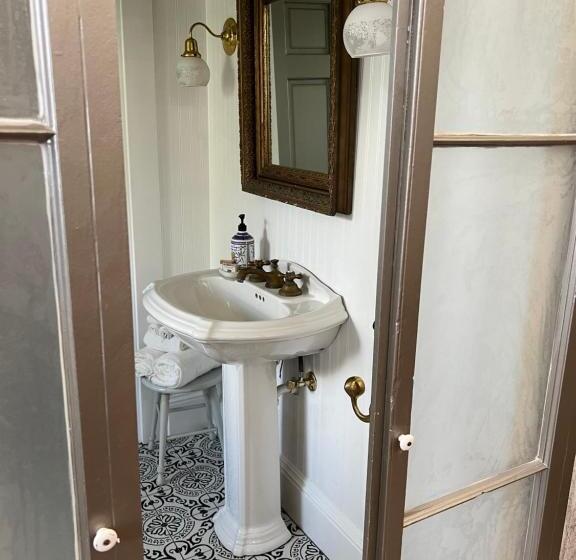 اتاق لوکس با بالکن, 1001 Nights Historic Bed And Breakfast Adults Only