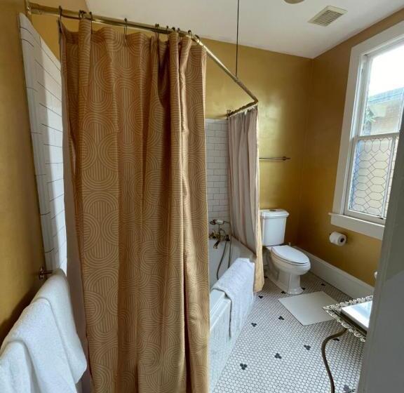اتاق سوپریور با تخت بزرگ, 1001 Nights Historic Bed And Breakfast Adults Only