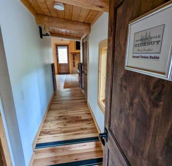 جناح سوبيريور, Jackson Hole Hideout