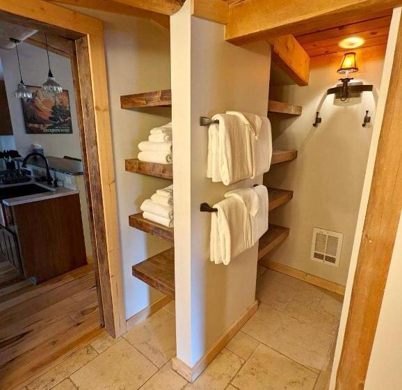 جناح سوبيريور, Jackson Hole Hideout