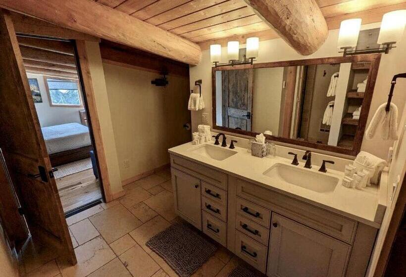 جناح سوبيريور, Jackson Hole Hideout