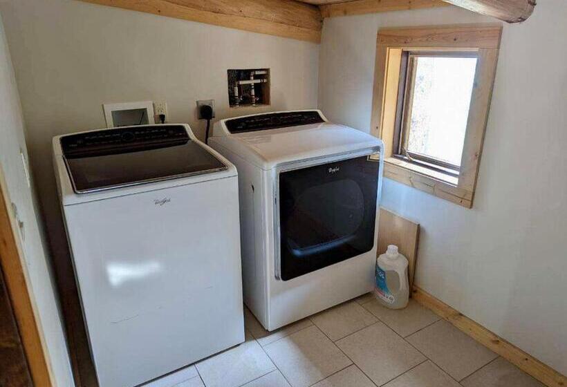 جناح سوبيريور, Jackson Hole Hideout