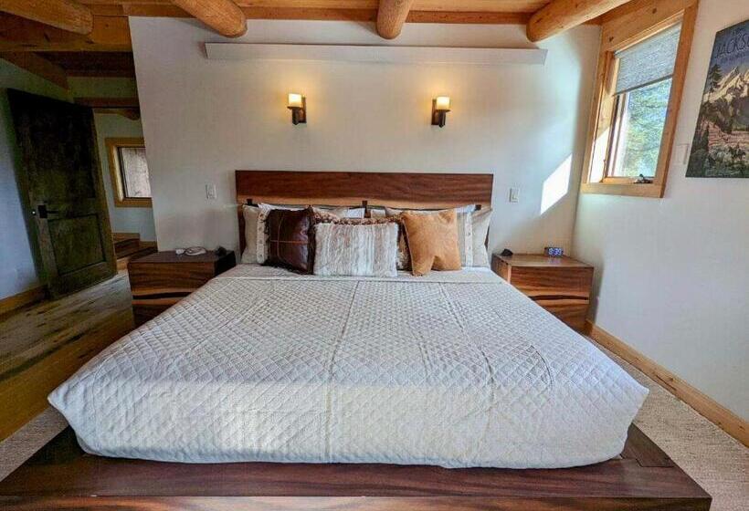 جناح سوبيريور, Jackson Hole Hideout