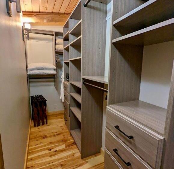 جناح سوبيريور, Jackson Hole Hideout