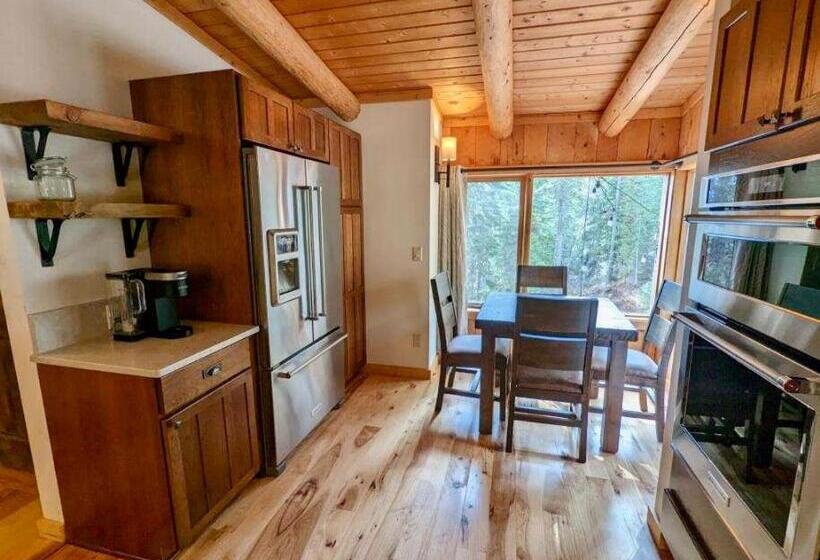 جناح سوبيريور, Jackson Hole Hideout