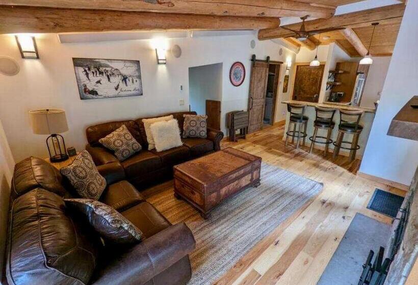 جناح سوبيريور, Jackson Hole Hideout