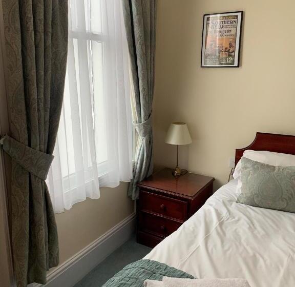 标准间, Peregrine House