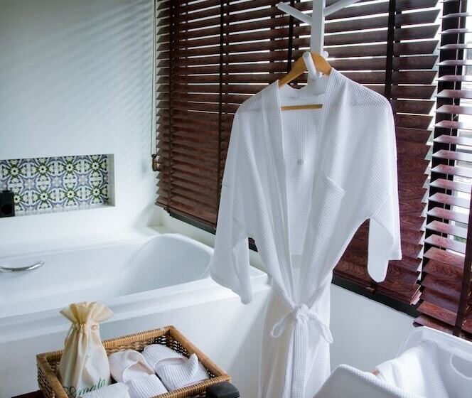 جناح جونيور, Acca Patong Apartments