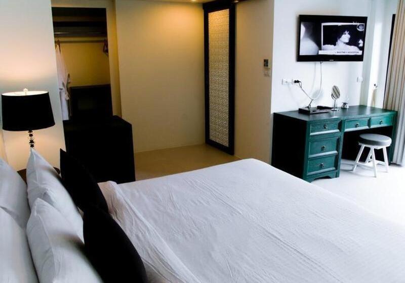 جناح جونيور, Acca Patong Apartments