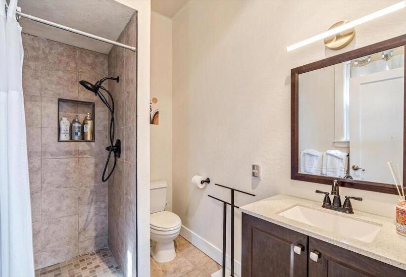 غرفة قياسية سرير كينج, Cinnamon Bear Creekside Inn