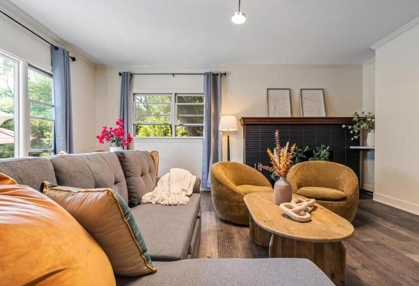 جناح, Cinnamon Bear Creekside Inn