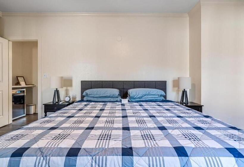 جناح, Cinnamon Bear Creekside Inn