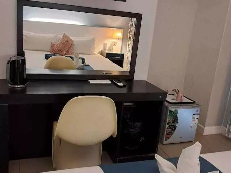 اتاق لوکس با چشم‌انداز دریا, Dona Ana