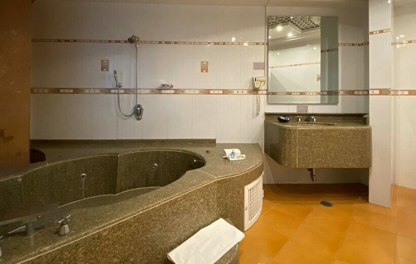 Номер Deluxe, Escala Central Del Norte