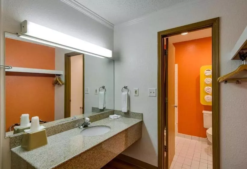 اتاق استاندارد با تخت بزرگ, Motel 6waukegan, Il