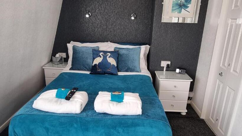 Семейный Номер, Toulson Court