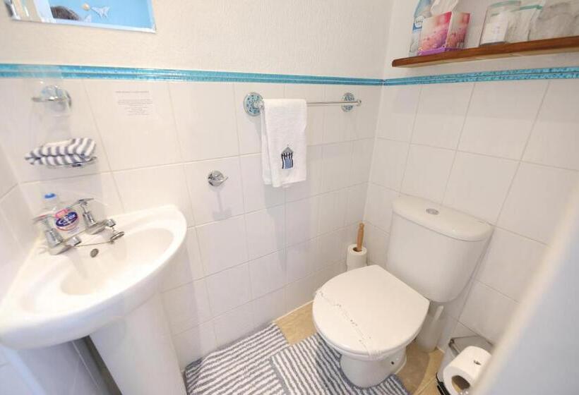 Семейный Номер, Toulson Court