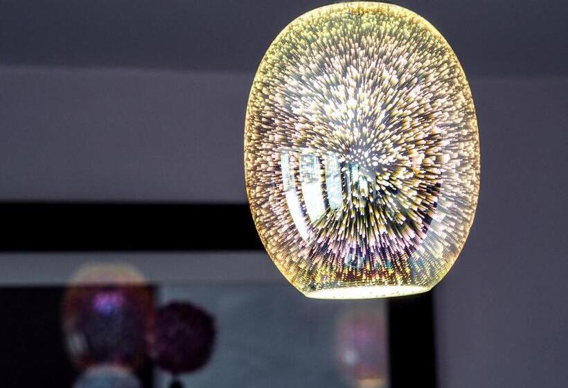 Номер Стандарт, Toulson Court