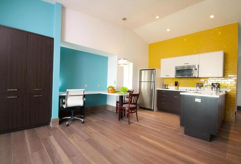 استودیوی لوکس, Royal St. Kitts