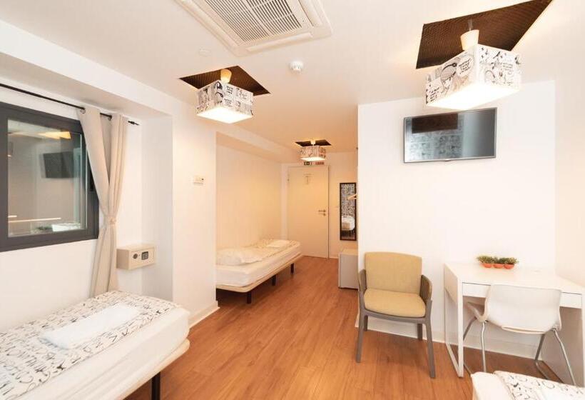 Standard Triple Room Shared Bathroom, Lisbon Destination Hostel