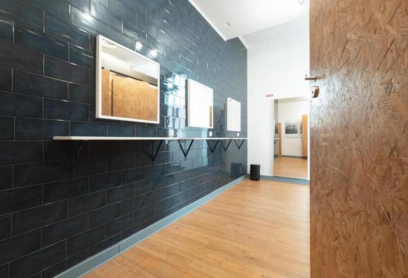اتاق استاندارد سه تخته با سرویس بهداشتی مشترک, Lisbon Destination Hostel