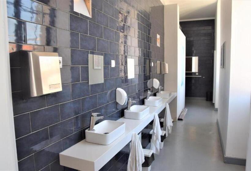 اتاق استاندارد سه تخته با سرویس بهداشتی مشترک, Lisbon Destination Hostel