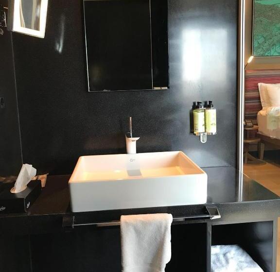 غرفة إدارية مطلة على البحر, Bankerhan