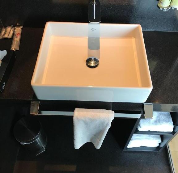 غرفة إدارية مطلة على البحر, Bankerhan