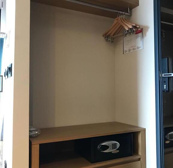 غرفة إدارية مطلة على البحر, Bankerhan