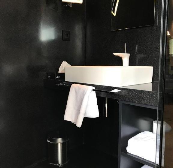 غرفة إدارية مطلة على البحر, Bankerhan