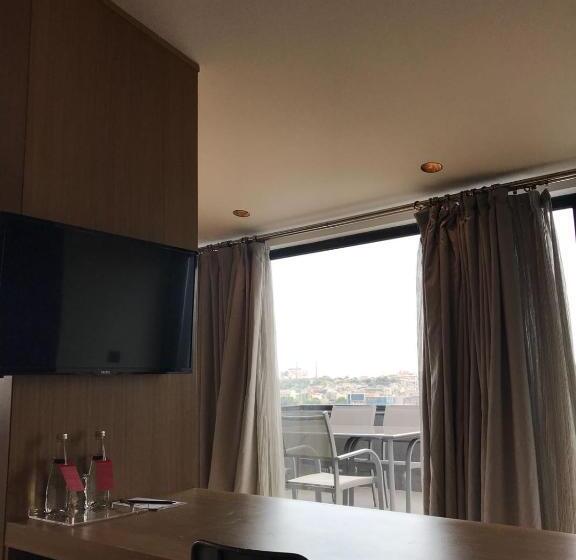 غرفة إدارية مطلة على البحر, Bankerhan