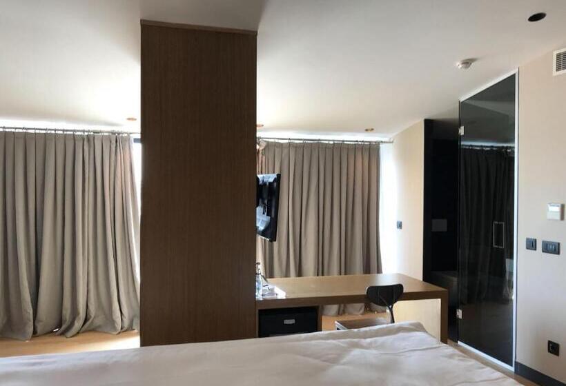 غرفة إدارية مطلة على البحر, Bankerhan