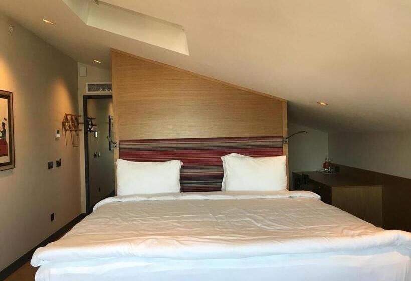 غرفة إدارية مطلة على البحر, Bankerhan