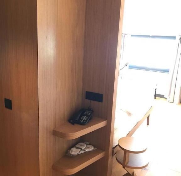 غرفة إدارية مطلة على البحر, Bankerhan