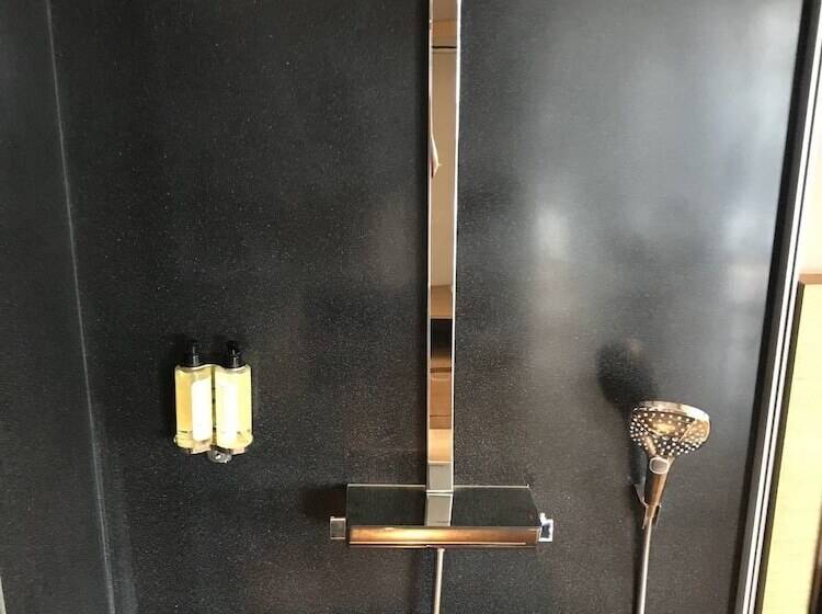 غرفة إدارية مطلة على البحر, Bankerhan