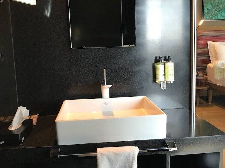 غرفة إدارية مطلة على البحر, Bankerhan