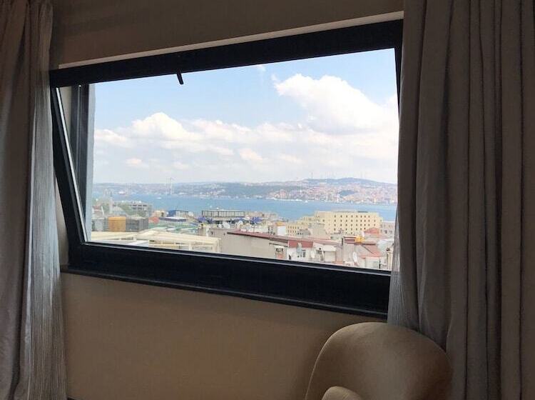 غرفة إدارية مطلة على البحر, Bankerhan