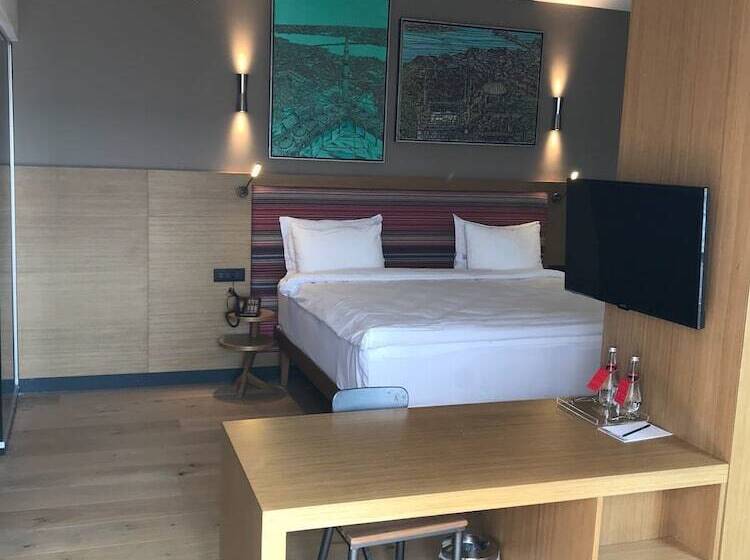 غرفة إدارية مطلة على البحر, Bankerhan