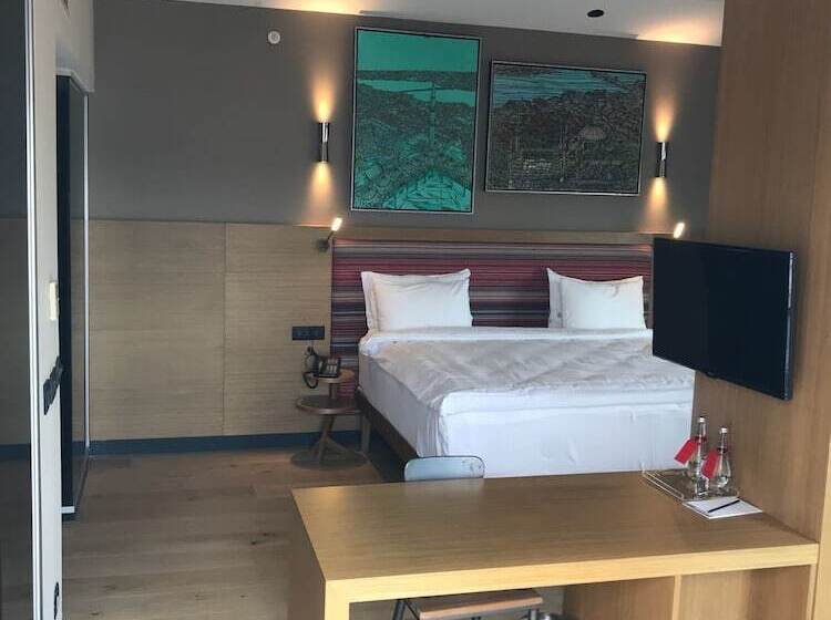 غرفة إدارية مطلة على البحر, Bankerhan