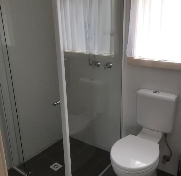 חדר דלוקס לשלושה, Blue Lake Motel