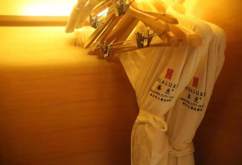キングサイズベッドのスタンダードルーム, Hualuxe Yangjiang City Center, An Ihg