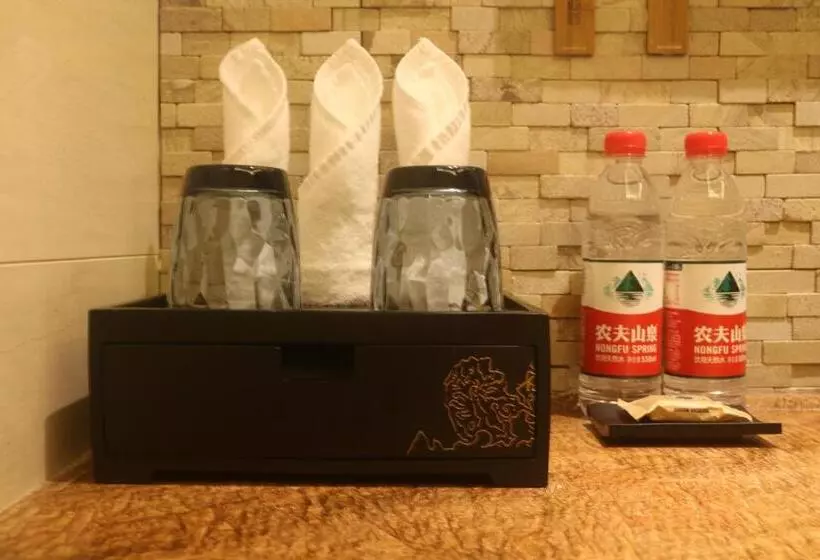 キングサイズベッドのスタンダードルーム, Hualuxe Yangjiang City Center, An Ihg