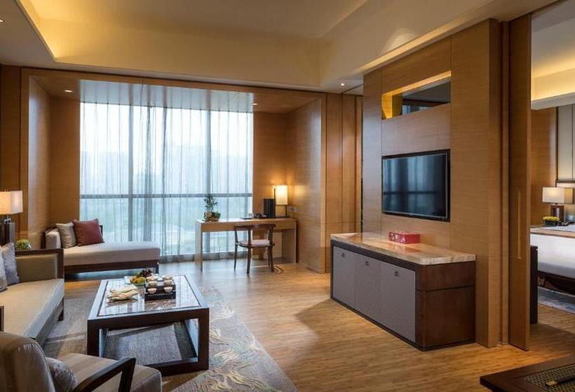 이그제큐티브 스위트, Hualuxe Yangjiang City Center, An Ihg