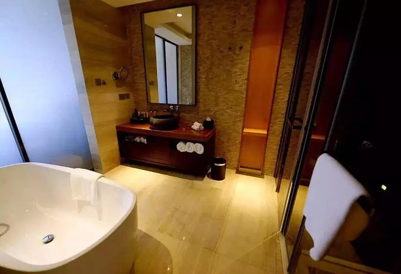 キングサイズベッドのスーペリアルーム, Hualuxe Yangjiang City Center, An Ihg
