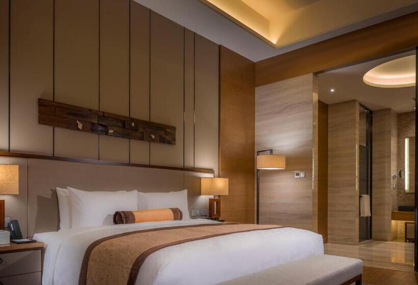 디럭스 룸 킹사이즈 침대, Hualuxe Yangjiang City Center, An Ihg