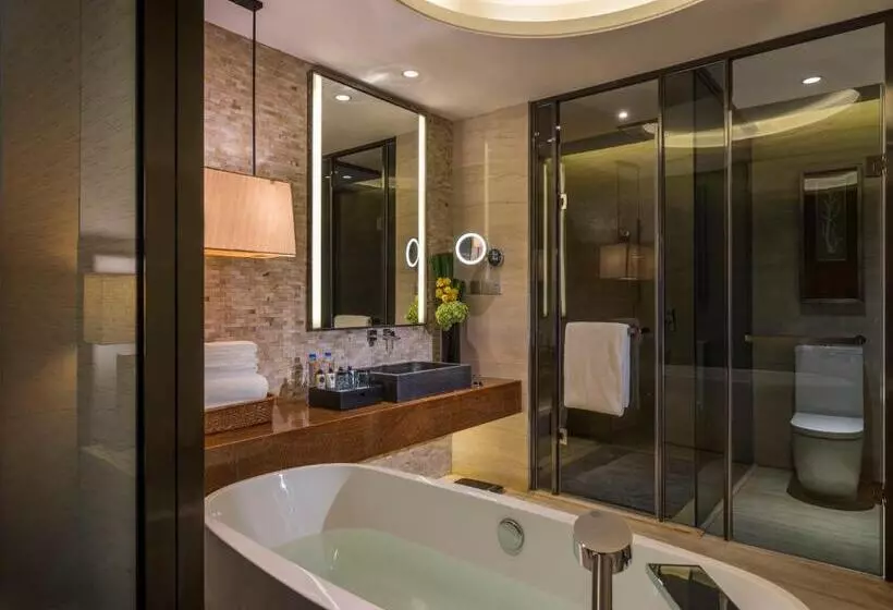 キングサイズベッドのスーペリアルーム, Hualuxe Yangjiang City Center, An Ihg