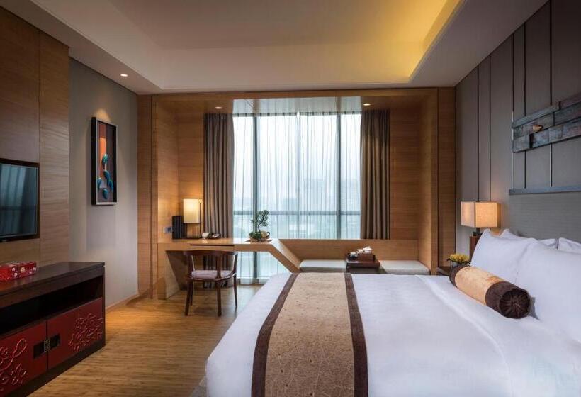 디럭스 룸 킹사이즈 침대, Hualuxe Yangjiang City Center, An Ihg