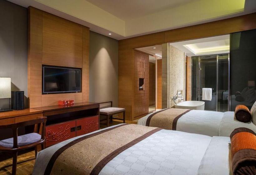 Номер Deluxe, Hualuxe Yangjiang City Center, An Ihg